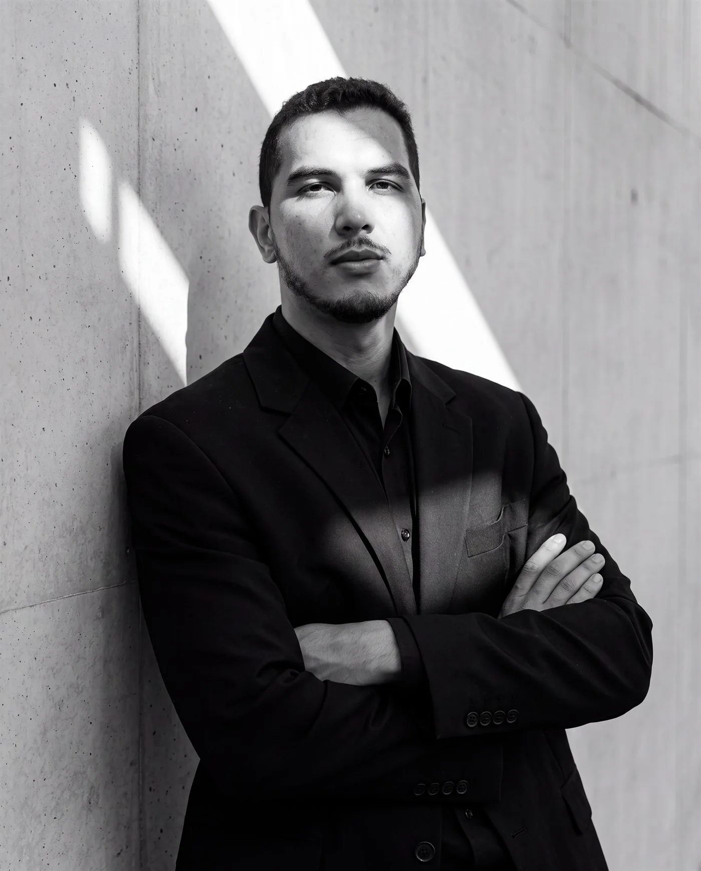 Bruno Alves, fundador da Impulsione, em retrato preto e branco